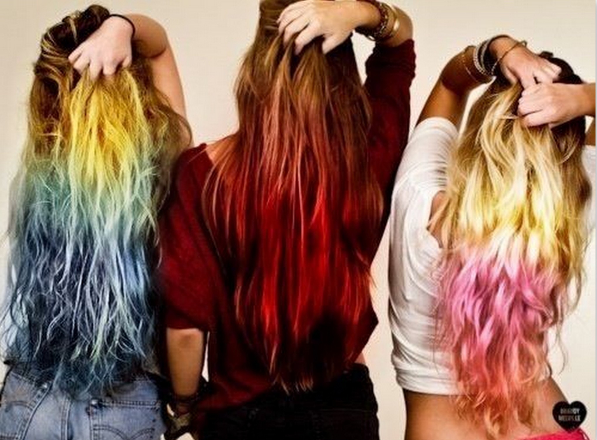 Можно красить волосы в пост. Девушки с разными волосами. Волосы разных цветов. Девушка с окрашенными волосами. Подруги с разноцветными волосами.
